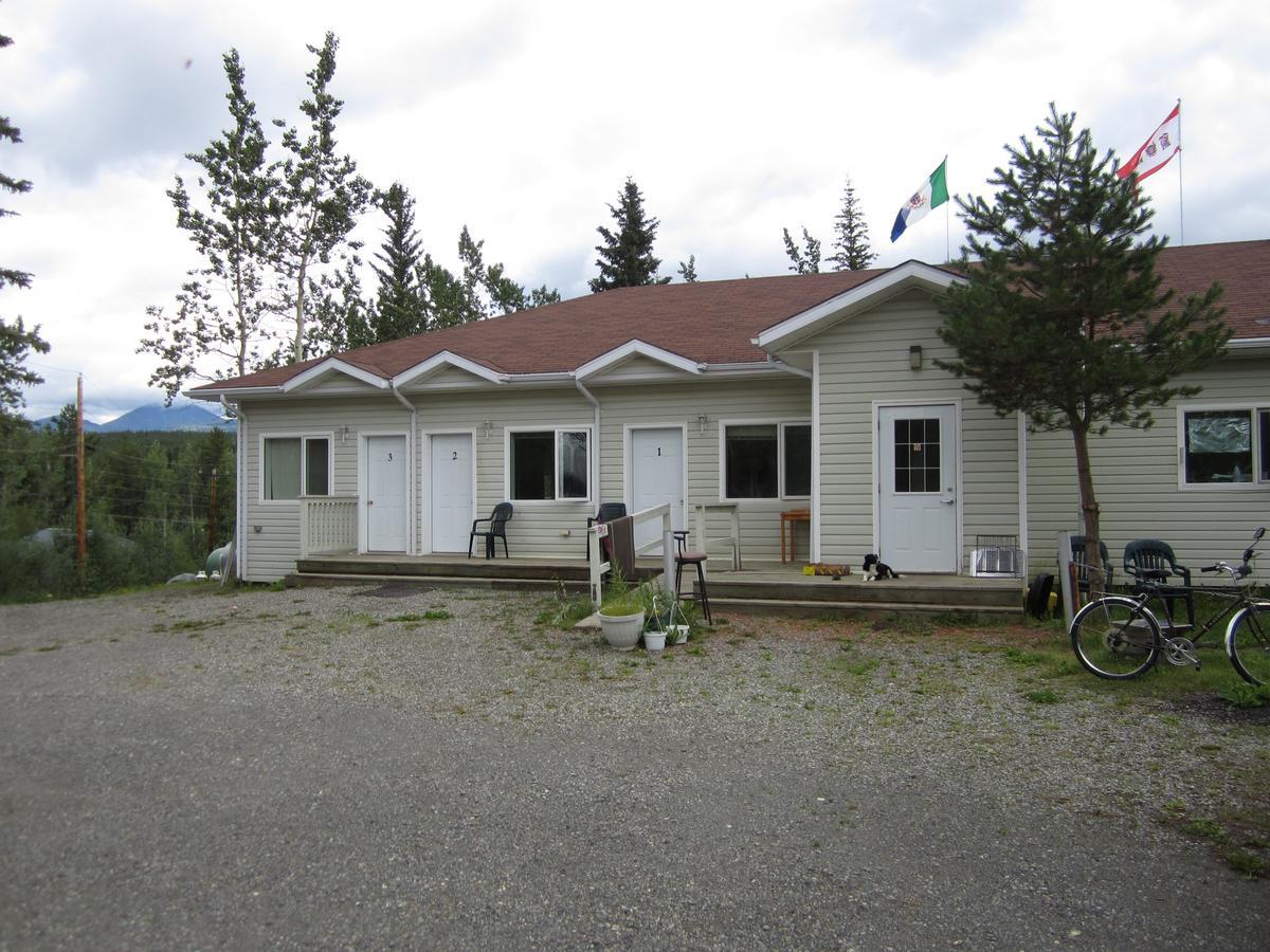 Johnson'S Crossing Lodge Johnsons Crossing Exterior photo